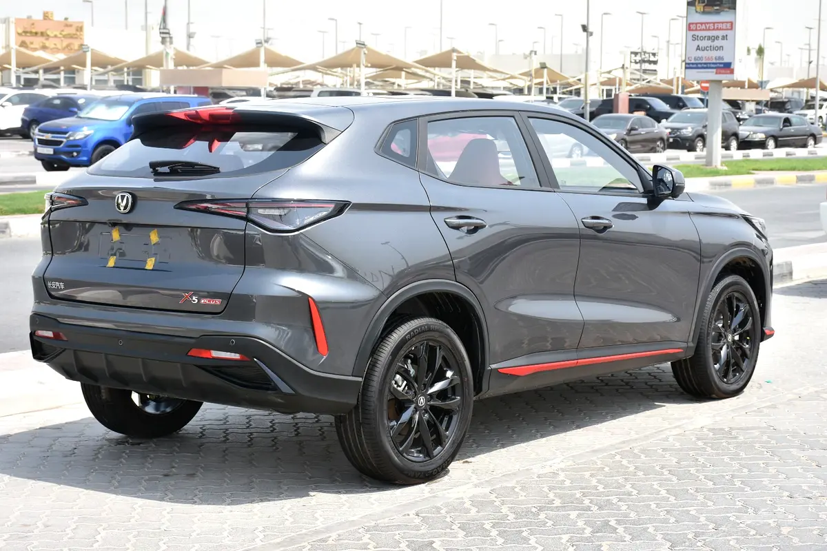 Changan X5 Plus 1.5T Essence, vue avant trois quarts