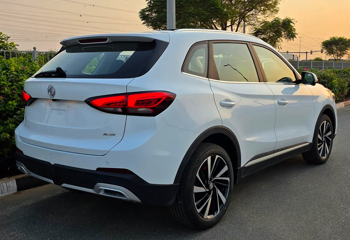 MG ZS 1.5L, vue arrière trois quarts