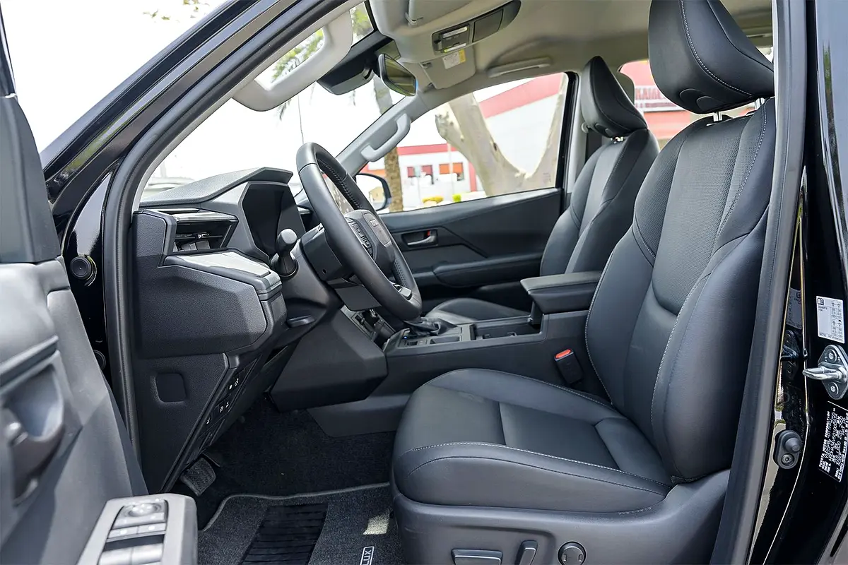 Toyota Hilux 2.8 Diesel, sièges avant