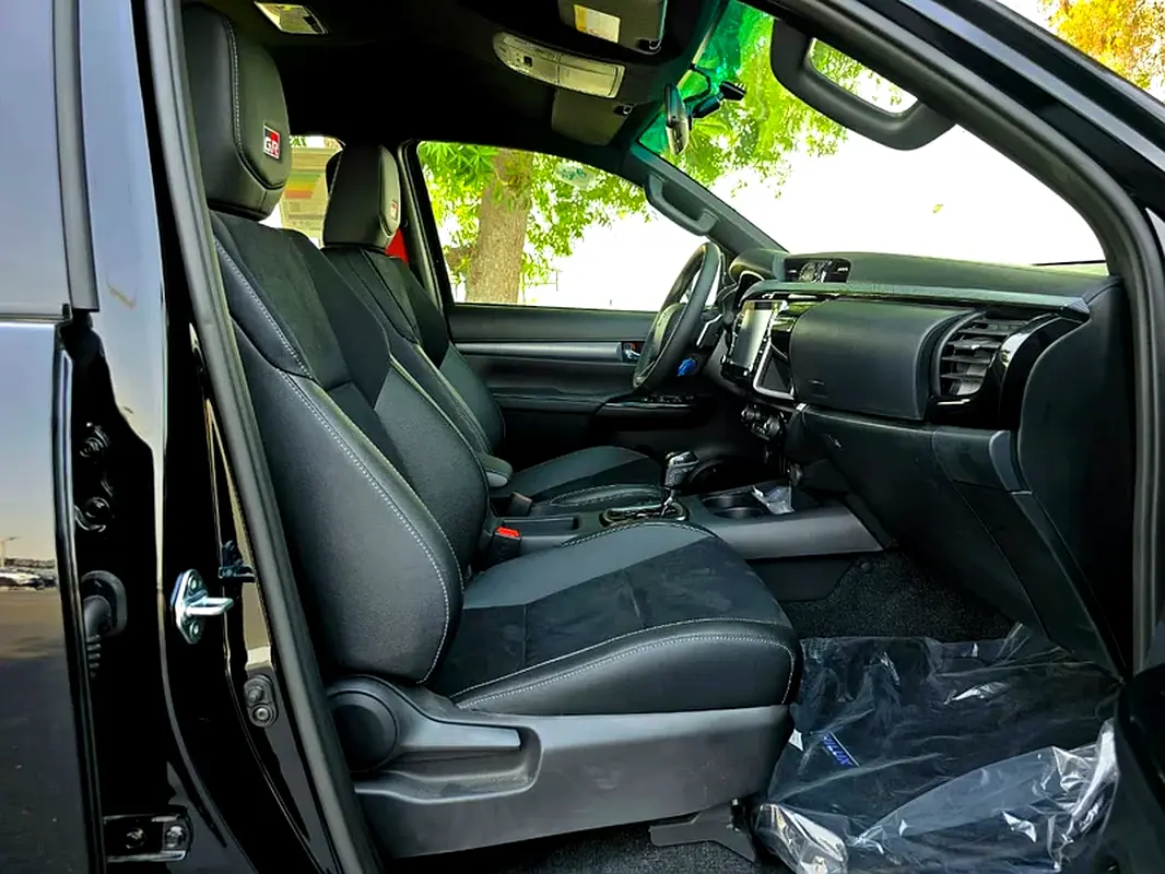 Toyota Hilux GR Sport 2.8 Diesel, sièges avant